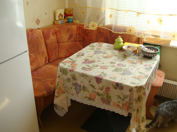 Lo svantaggio principale di un angolo con un tavolo quadrato è che occupa molto spazio, per una piccola cucina questo è fondamentale