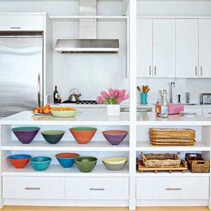 Scegli i piatti per la cucina in colori luminosi e saturi.