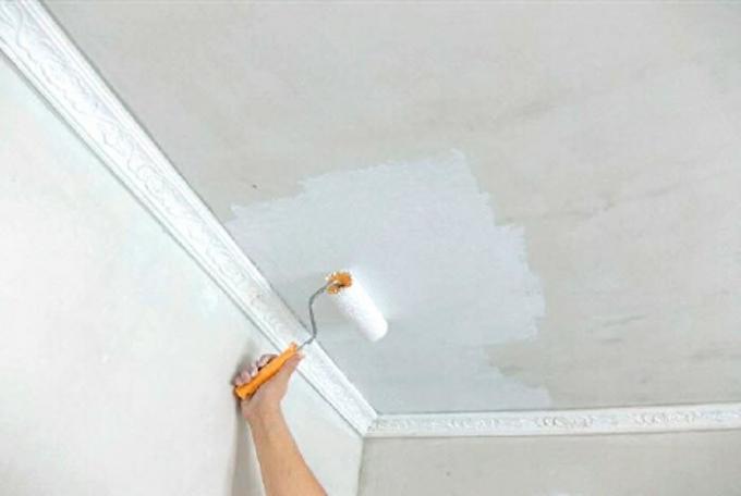 Foto di dipingere il soffitto.