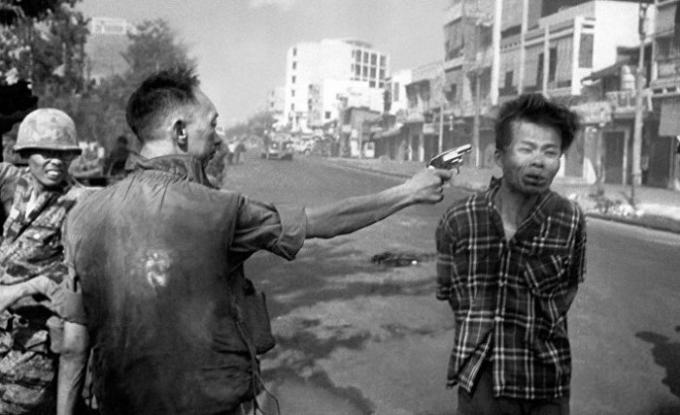 Vietnamiti ufficiale germogli voenoplennogo.