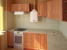 interno di una piccola cucina con scaldabagno a gas