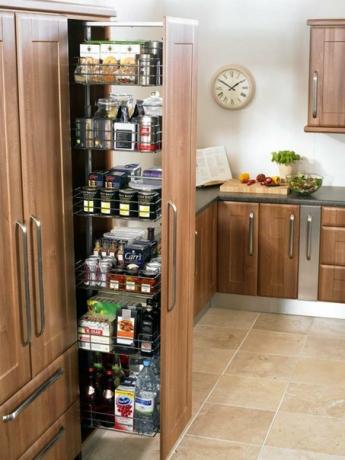 Un armadio estraibile è pratico anche per una cucina di 5 mq.