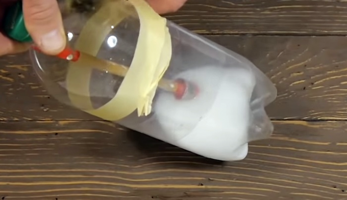 La spazzola bottiglia di plastica può stare per un certo tempo nel solvente 