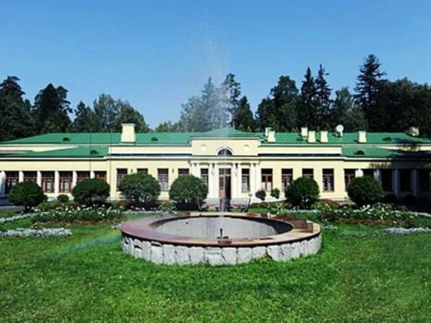 Cottage nella Semenov sugli ordini Andropov ridipinta in colori vivaci, ma era verde al tempo di Stalin. | Foto: diletant.media.