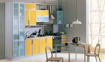 colore giallo all'interno della cucina