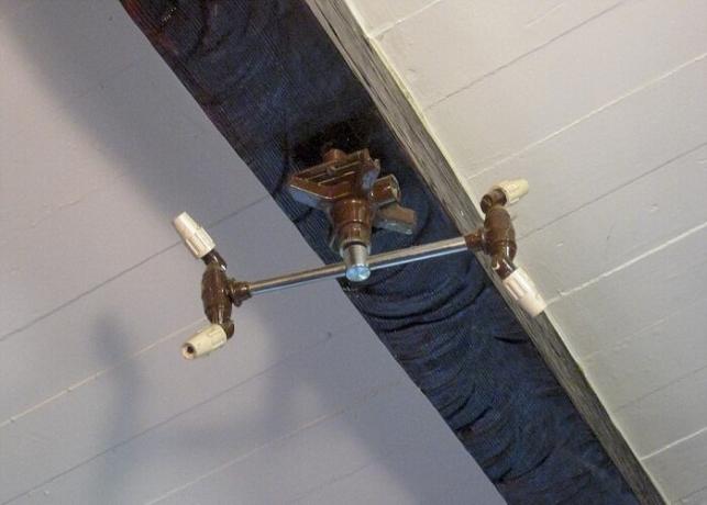 irrigatori rotanti montati nel soffitto.
