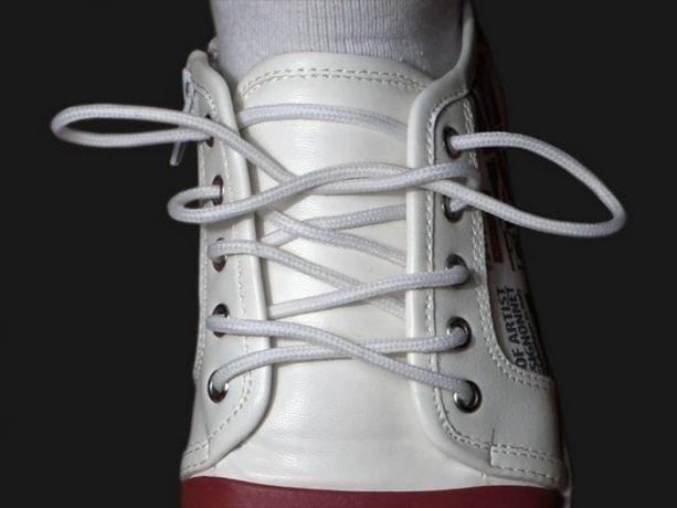 "Non sciogliere!": Professionista legare lacci delle scarpe