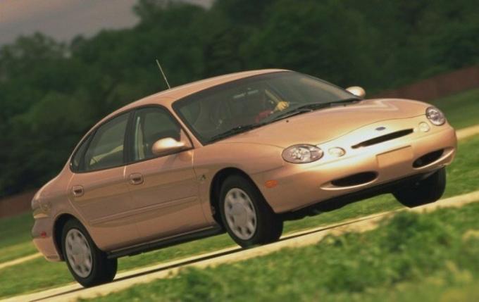 Ford Taurus del 1996 non differiva aspetto attraente. | Foto: cheatsheet.com.