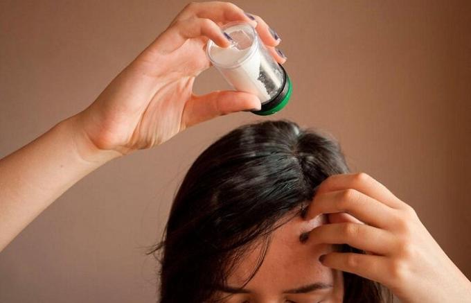Un pizzico di sale nella shampoo: un segreto che non fa male a conoscere una ragazza di prendersi cura di bellezza dei capelli