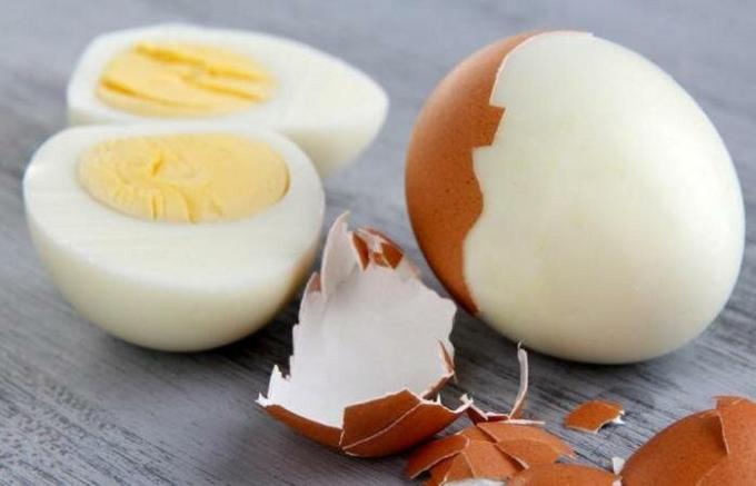 Come cucinare le uova a guscio scese senza problemi.