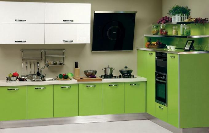Il set di colori chiari è adatto sia per cucine grandi che piccole