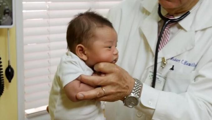 Come per calmare un bambino che piange per un paio di secondi: pediatra Consiglio con 30 anni di esperienza