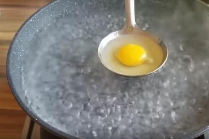 Versare l'uovo. / Foto: youtube.com. 