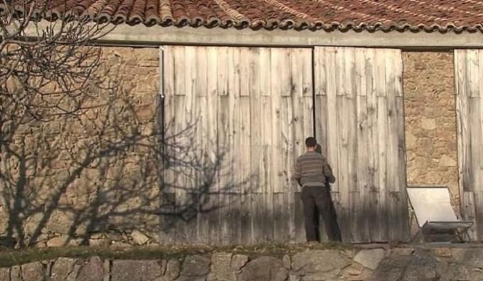 Barn invece di una casa finita: cosa si nasconde dietro la porta vecchio edificio senza pretese