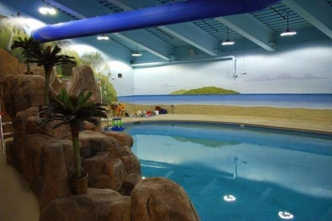 Nel sotterraneo albergo si trova anche una piscina. | Foto: odditycentral.com.
