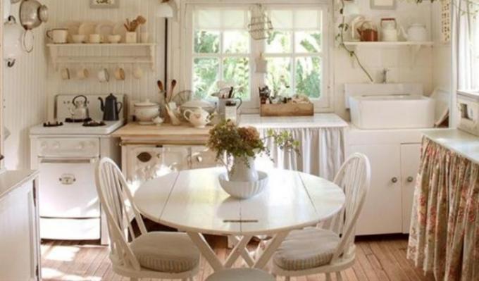 Cucina bianca in stile provenzale (39 foto), selezione di carta da parati, set da cucina, accessori, dipinti fai-da-te, istruzioni, tutorial fotografici e video, prezzo