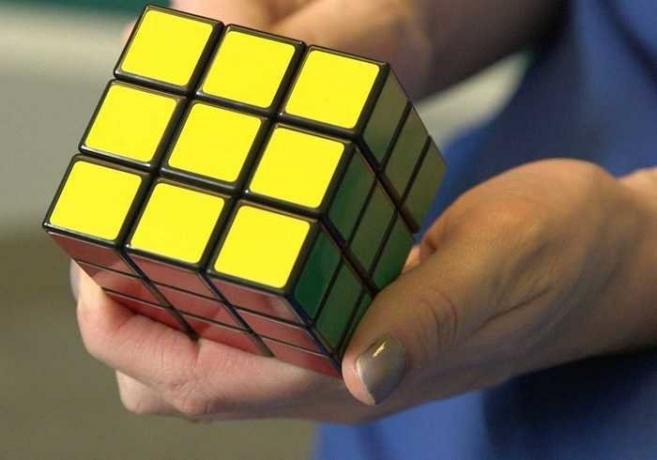 Come assemblare il cubo di Rubik attraverso due movimenti
