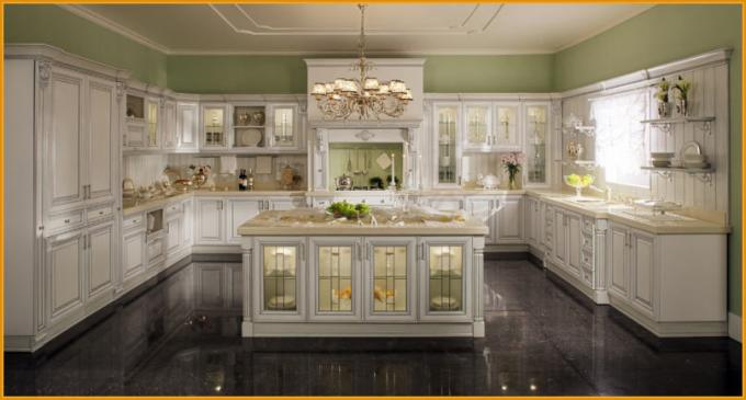 Disposizione della cucina ad "isola", quando il lavello, la zona di lavoro, e talvolta il fornello, vengono estratti sulla cosiddetta "isola" situata al centro della stanza.
