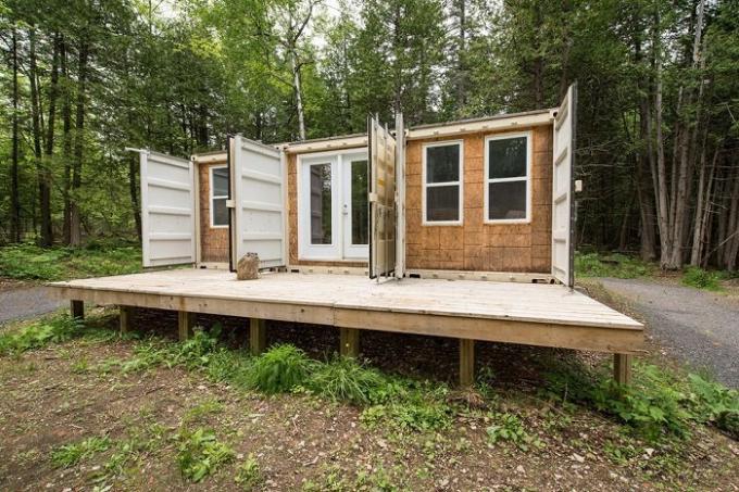 Enthusiast ha costruito una casa fuori dei contenitori in cui si può vivere comodamente con il male
