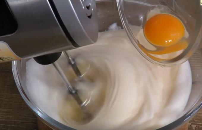 Durante schiuma proteine ​​montata a poco a poco aggiungere i tuorli d'uovo.