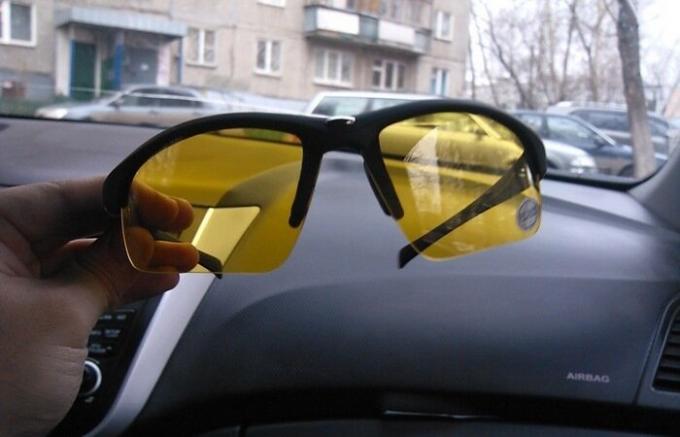occhiali gialli per la guida notturna: aiuto reale o fittizio promozionale