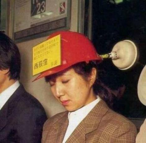 Giapponese sono spesso così stanco che mi addormento anche in piedi nel trasporto pubblico. / Foto: humourdemecs.com