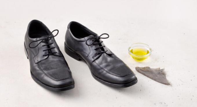 Le scarpe possono essere puliti bene con l'olio di oliva. / Foto: img.thrivemarket.com