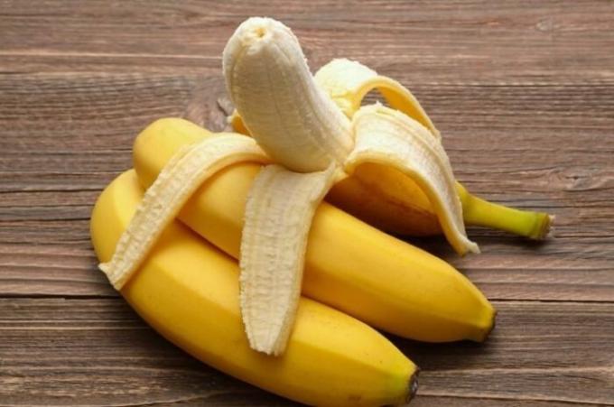 Banane regina mangia solo con un coltello e forchetta.
