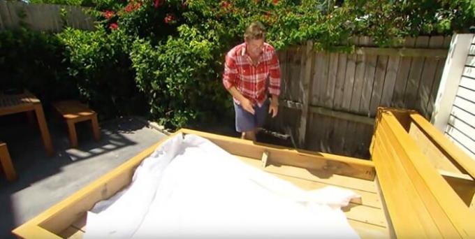 Coprire il fondo del letto con un materiale isolante.
