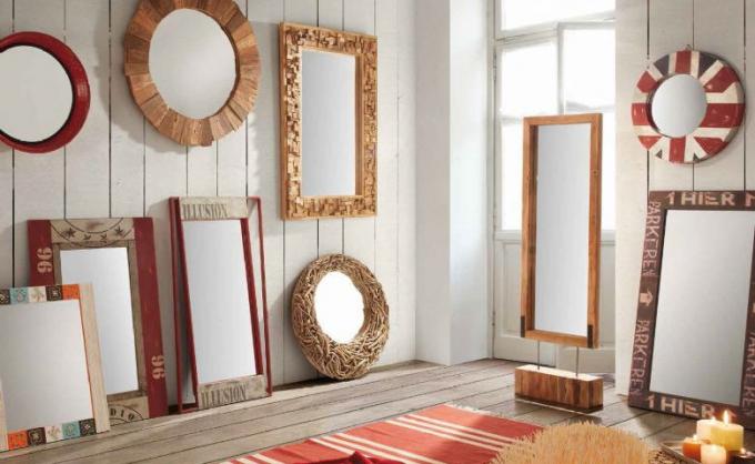 Nella foto: specchio in legno Banang