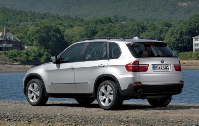 Mid-size crossover di lusso BMW X5 di seconda generazione. | Foto: autodmir.ru.