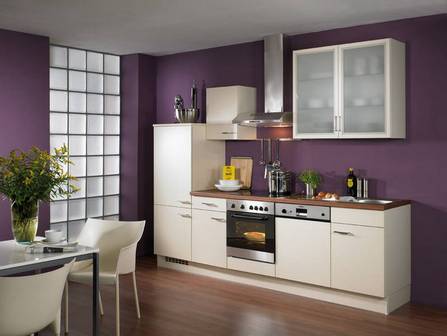 Cucina moderna con un set bianco su uno sfondo di pareti viola