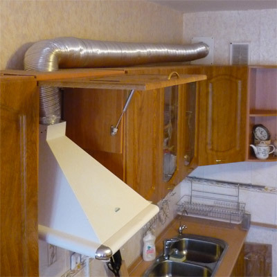 Installazione della cappa nel sistema di ventilazione mediante uno speciale tubo corrugato