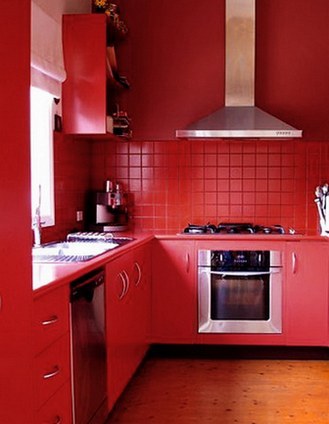 colore rosso all'interno della cucina