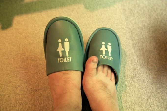 I giapponesi sono molto vigili in ordine, in modo che anche per la toilette hanno scarpe speciali. / Foto: travellingjoel.files.wordpress.com