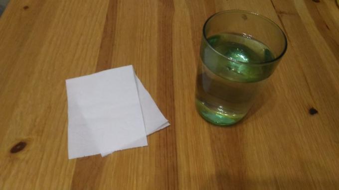 E 'possibile gettare la carta utilizzata nel water? Esperimento.