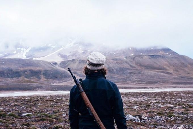 Sulla passeggiata, si può solo andare con una pistola (Longyearbyen, Norvegia).