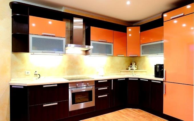 design della cucina nei colori arancioni