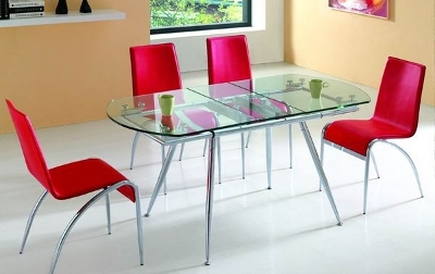Il tavolo è enfatizzato dalle sedie, in più c'è una combinazione di materiali