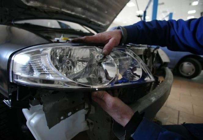 Lampade a LED dei fari delle automobili perché vietano