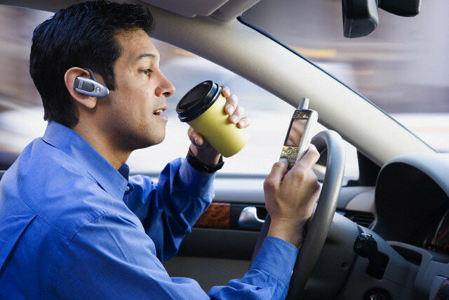 Che tipo di controllo della macchina può esserci quando il guidatore sta tenendo il telefono in una mano, l'altra ruota. | Foto: autonews.ua
