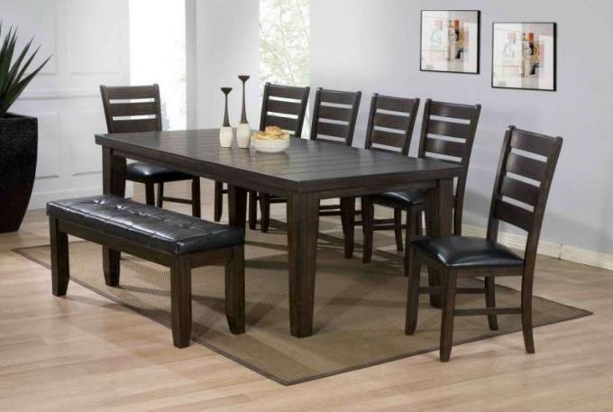 Tavoli e sedie in legno per la cucina dovrebbero avere una consistenza generale per non violare l'idea stilistica