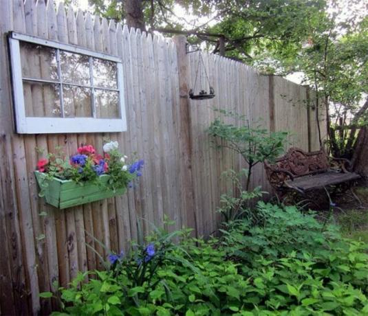 La recinzione ha uno scopo funzionale e decorativa al loro cottage estivo