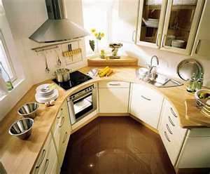 Anche una cucina molto piccola con una forma complessa può essere resa conveniente.