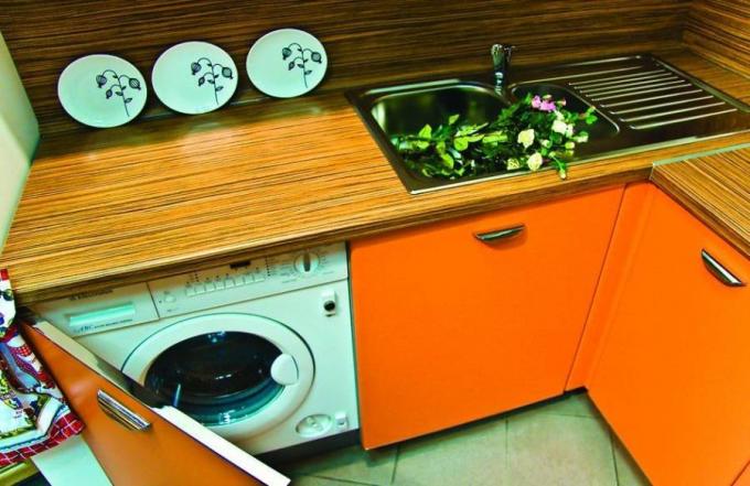 Installazione di una lavatrice in cucina: istruzioni video
