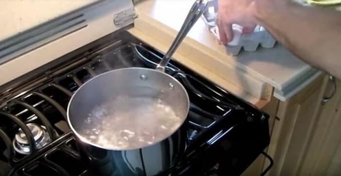bollire l'acqua. / Foto: youtube.com.