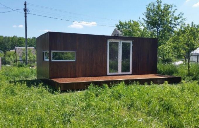 Bielorussi riusciti a costruire una casa di campagna dal contenitore in soli 2 giorni