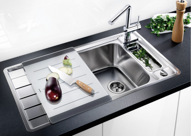 Il lavello da cucina in acciaio inox può essere dotato anche di scolapiatti. Questo accessorio è recentemente diventato molto popolare grazie alla sua funzionalità. Si installa sul lato scanalato del lavello.