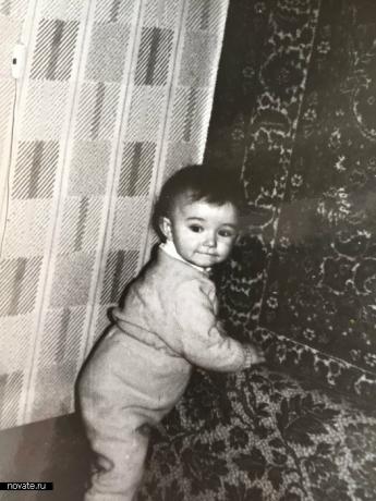 Ragazza in cerca di segni di cimici tappeto sovietica. 1985.
