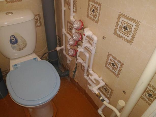 Idraulici toilette collegato all'acqua calda